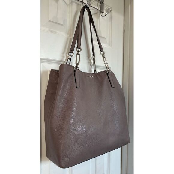 COACH - EUC Madison East/West Tote in Mauve Pebbled Leather with Chain Detail - Picture 6 of 16